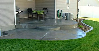 Patio with round concrete steps